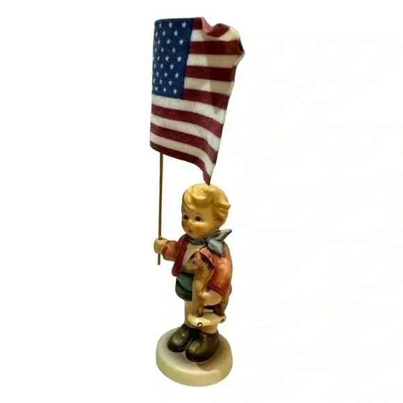 M.I. Hummel LITTLE FLAG BEARER First Issue - Picture 2 of 14